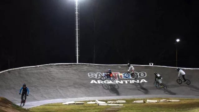 Estrenan nuevo (y moderno) sistema de iluminación en la pista de BMX