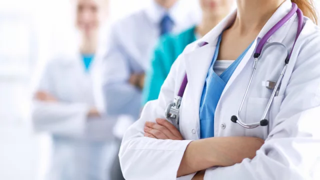 Extienden beneficios impositivos a empleadores del sector salud (durante seis meses)