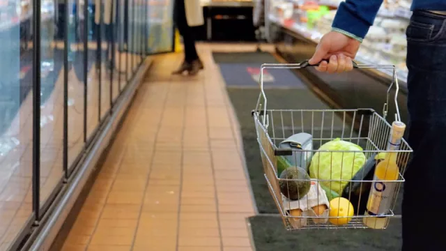 OCU hizo números: una familia afrontará un extra de € 830 anual en alimentación (qué le piden al gobierno)