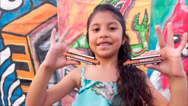 La empresa alemana Hohner eligió a una pequeña santiagueña para ser su endorser (virtuosa de la armónica)