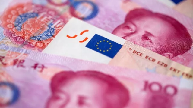 El yuan chino cae a su valor más bajo en quince años y ya tiene doble impacto en la Argentina