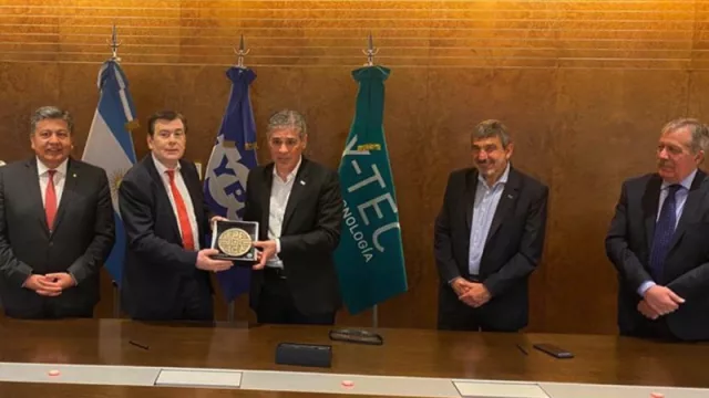 La provincia firmó con YPF un convenio para avanzar en la fabricación de celdas y baterías de ion-litio