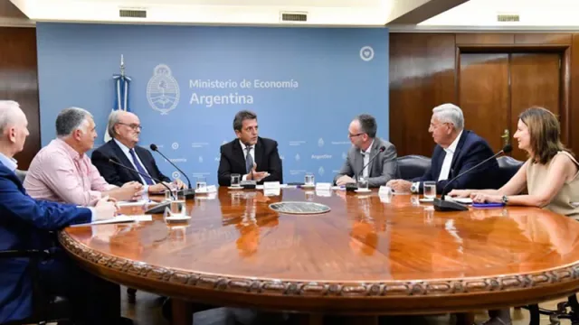 Massa anunció que Volkswagen invertirá US$ 250 millones para la fabricación de camiones y buses en el país