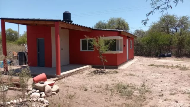 De una tapita de gaseosa a una casa: EasyBrick fabrica ladrillos de plásticos 100% reciclados (en Córdoba hay más de 50 casas)