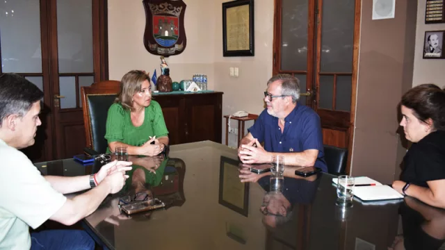 La intendente Fuentes recibió a funcionarios nacionales del Ministerio de Ambiente en el salón de Acuerdos