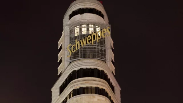 Suntory Beverage & Food Spain apaga (por decimosexto año consecutivo) su icónico neón de Schweppes para sumarse a “La Hora del Planeta”