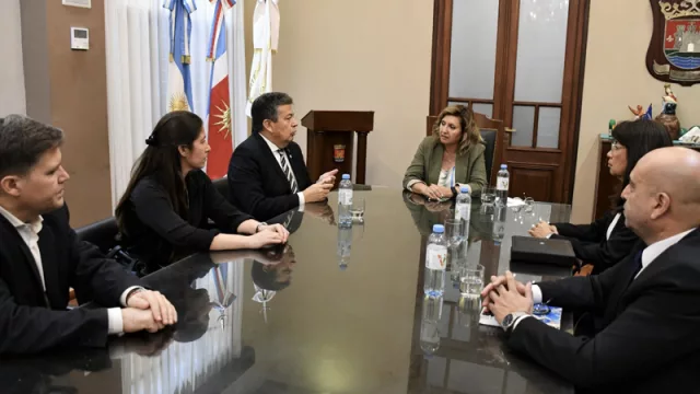 La intendente Fuentes mantuvo una reunión de trabajo con las máximas autoridades de la Unse