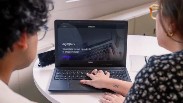 Telecom abre inscripción para 1.500 becas en tecnología y programación (la convocatoria es para jóvenes + 18 en todo el país)