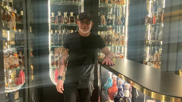 Cesar Limonta, el rosarino que tiene la segunda colección más grande de Argentina de whisky (más de 1.200 etiquetas)