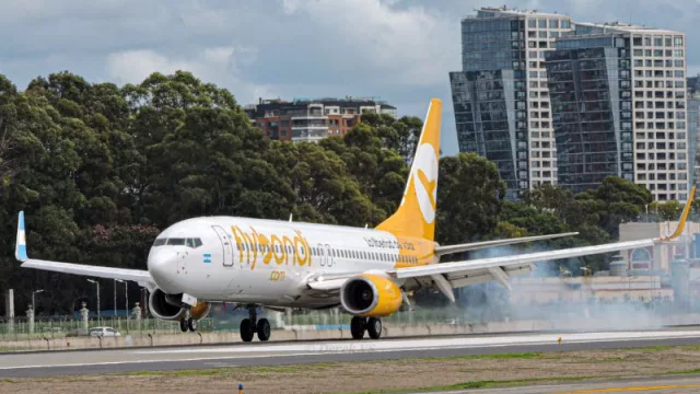 Flybondi ya habilitó la reventa de tickets entre pasajeros: cómo funciona el sistema