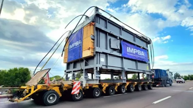 YPF moderniza su refinería en Mendoza con la llegada de un revolucionario horno (que pretende mejorar el contenido del combustible)