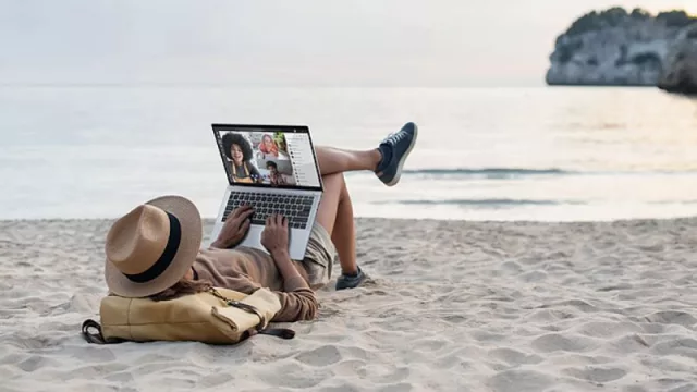 ¿Te duelen los hombros o el cuello? Puede que estés usando mal tu notebook