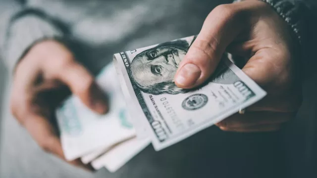 Dólar en baja: quiénes festejan y quiénes pierden con la caída de la divisa