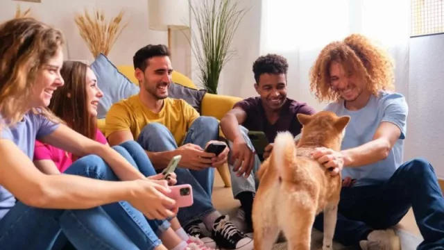 El porcentaje de españoles que comparte piso porque no puede pagar un alquiler completo aumenta 11 puntos hasta el 55% (un 31% cohabita con otras tres personas)