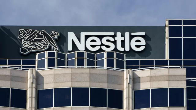 Nestlé "no está quebrada", afirma el nuevo CEO al anunciar una reestructuración