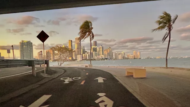 ¡La Playa y el nuevo super paseo,  de Hobie Island North ya están Abiertas! Descubre la Nueva Joya del Rickenbacker Causeway