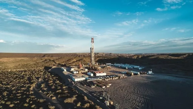 Empresas argentinas lideran inversiones en Vaca Muerta mientras las multinacionales se retiran