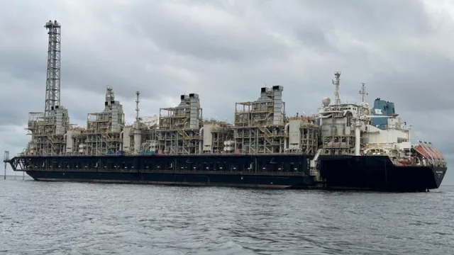 YPF apuesta al mar: reemplaza planta en tierra por buques para exportar GNL desde Río Negro