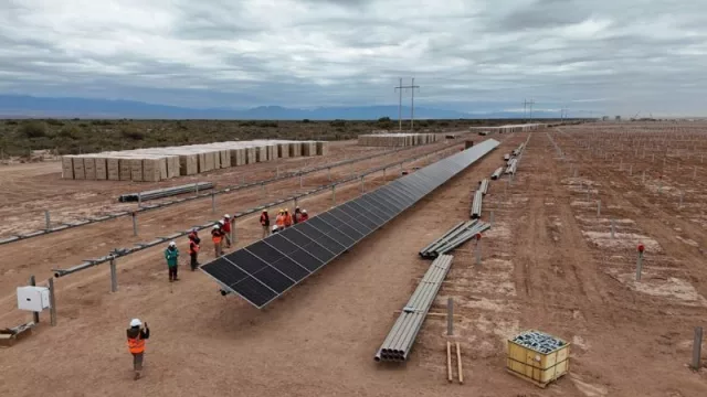 El parque solar El Quemado avanza con múltiples obras (y ya instaló sus primeros paneles)