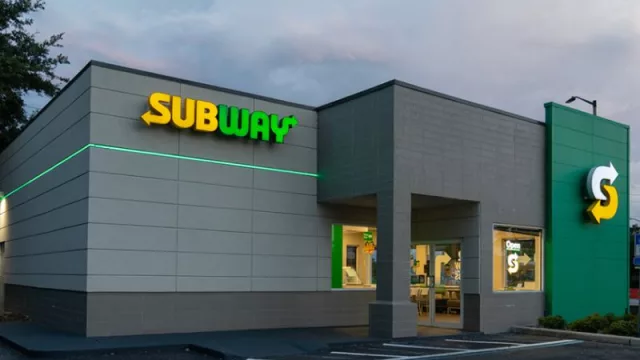 Subway cerró 600 locales en 2025: el modelo de franquicias no-lugar en crisis en todo el mundo (en la era de hiper experiencia y la diferenciación)