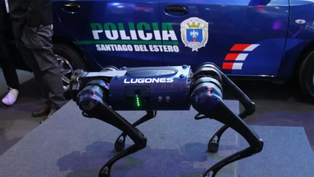 El cabo Lugones sorprendió en Smart City Expo: el robot bombero de la policía santiagueña que atrajo todas las miradas
