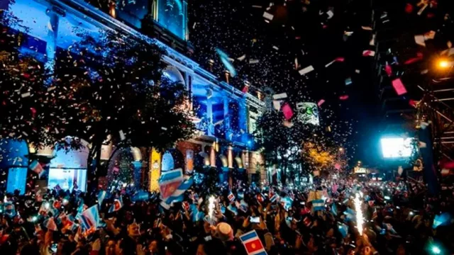 Santiago celebró sus 472 años con una velada multitudinaria en la plaza Libertad