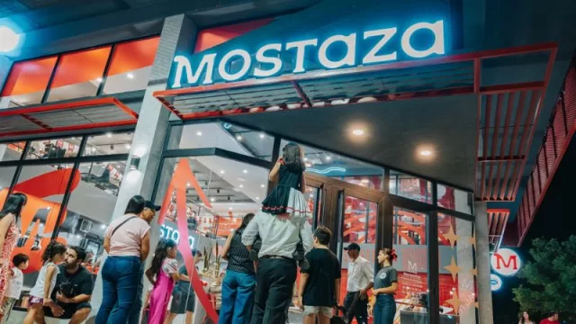 Vacaciones de invierno: el mes más fuerte para el fast food en Argentina (y Mostaza tiene a su equipo preparado)