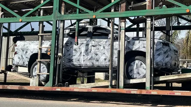 ¿Sabías que hay paparazzis de autos? Así es la RAM que Stellantis ya fabrica (en silencio) en Córdoba (¿prima o hermana gemela de Titano?)