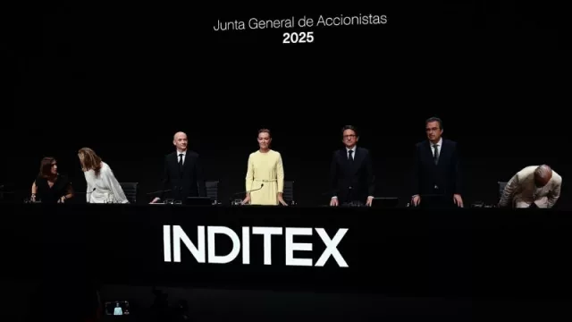 Inditex se queda a las puertas de batir máximos en Bolsa con la acción al filo de los 56 euros