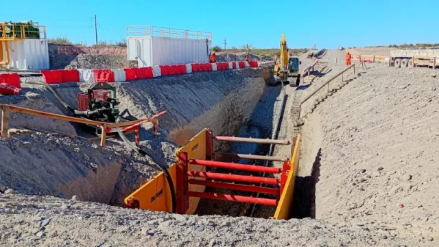 Proyecto VMOS: la Provincia supervisa el cruce del oleoducto bajo el río Negro en Chelforó