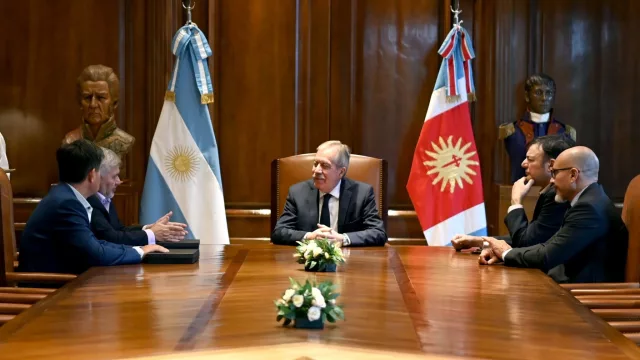 Santiago del Estero se posiciona en la agenda fiscal federal: el gobernador Suárez recibió a autoridades de la Comisión Arbitral