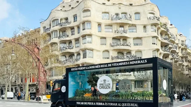 Ametller Origen despierta Barcelona para promover el consumo de fruta y verdura con un huerto urbano itinerante