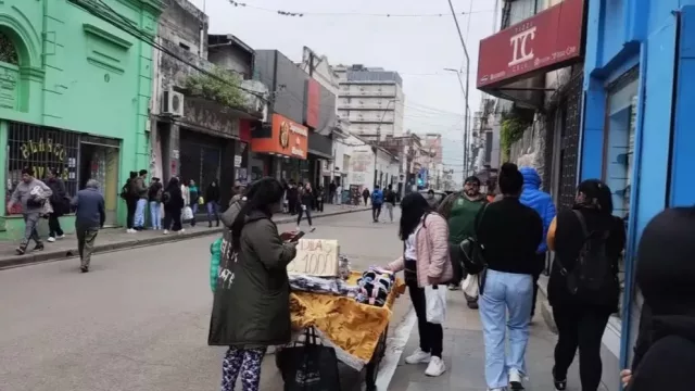 Crecen los vendedores informales en Jujuy por la caída de ingresos y presión económica