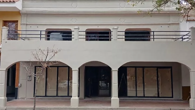 Un histórico bar de la plaza de Cafayate reabre con una propuesta contemporánea