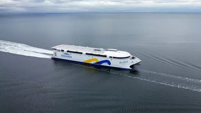 El buque 100% eléctrico más grande del mundo comienza a operar entre Buenos Aires y Colonia